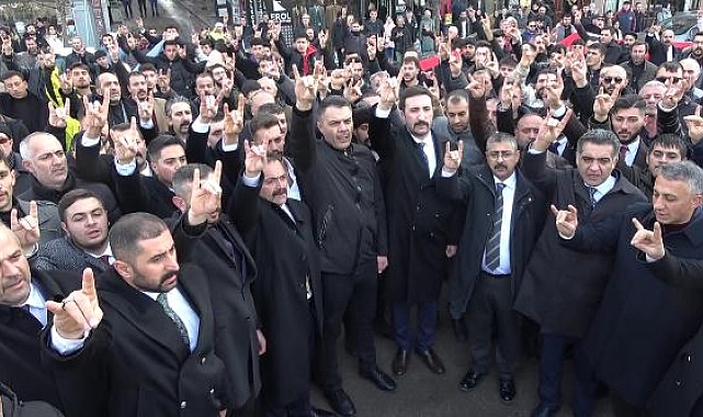 Ülkü Ocakları üyeleri şehitler için yürüdü