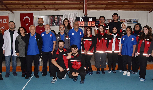 Üniversitelilerle huzurevi sakinleri bocce oynadı