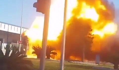 Yanan otomobil bomba gibi patladı
