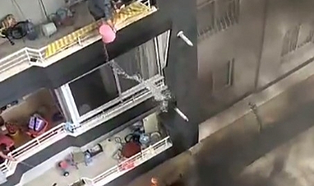 Yanan otomobili balkondan kovayla su dökerek söndürmeye çalıştı