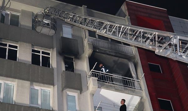 Yangında 3 çocuğu komşuları, çatıya çıkan anneannelerini itfaiye kurtardı