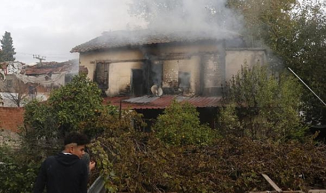 Yangında baba önce engelli oğlunu kurtardı