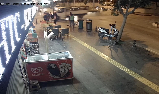 Yayalar saniyelerle kazadan kurtuldu