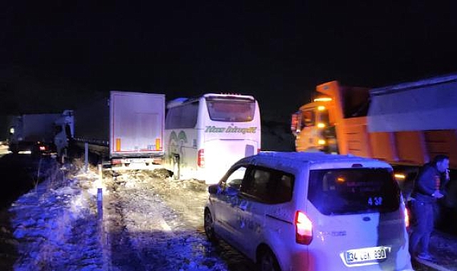 Yolcu otobüsü ile 2 TIR çarpıştı: 8 yaralı