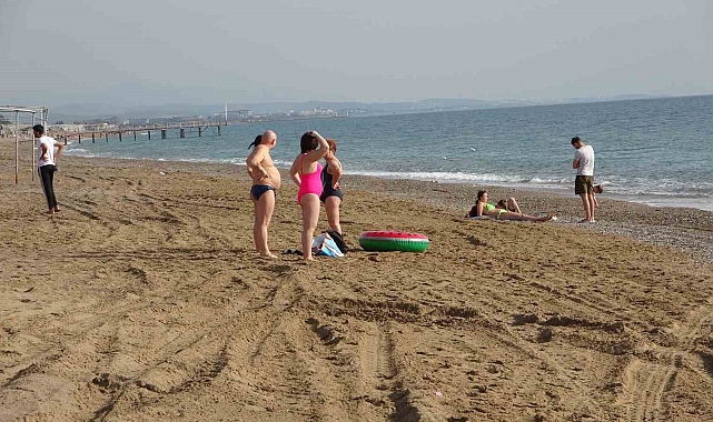 Yüksek kesimlerine kar yağarken, Antalya'nın sahillerinde deniz keyfi