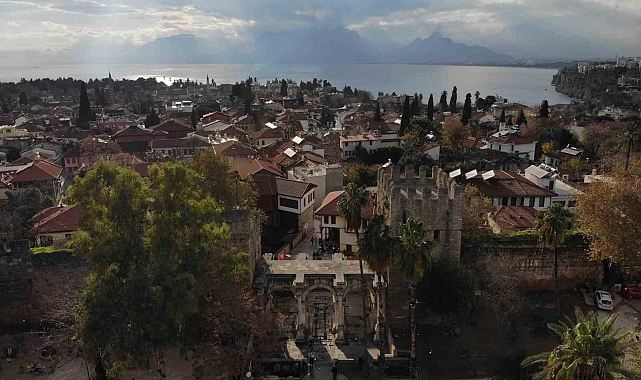1894 yıllık kapı bakıma alınıyor