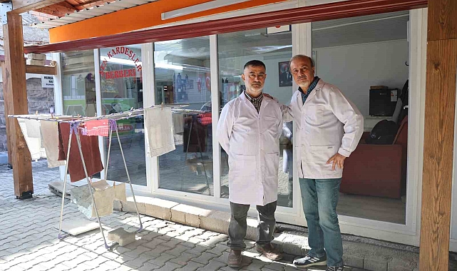 30 yıllık arkadaşlık, deprem sonrası konteyner iş yerinde mesai arkadaşlığına döndü