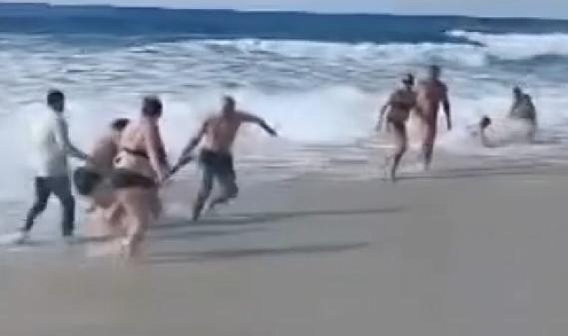 Alanya'da boğulma tehlikesi geçiren 2 turistin kurtarılması kamerada