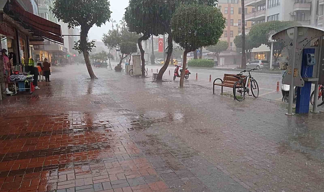 Alanya'da sağanak yağış etkili oldu