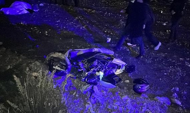 Alkollü sürücünün kullandığı hafif ticari araç, motosikletle çarpıştı: 1 ölü, 1 yaralı