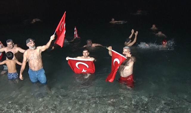 Antalya'da 2024'ü denize girerek karşıladılar