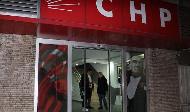 Antalya'da CHP il binasına taşlı saldırı