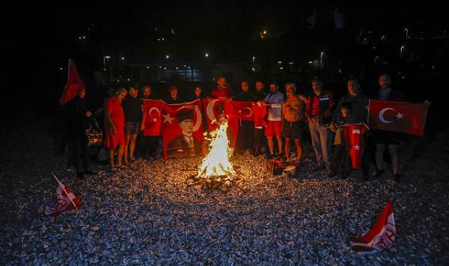 Antalya'da gelenek bozulmadı, yeni yılı denizde karşıladılar
