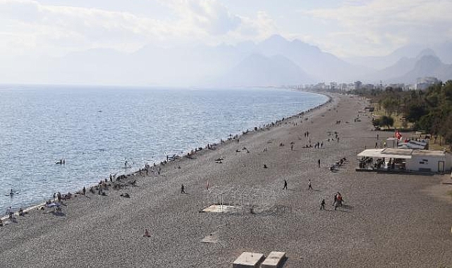 Antalya'da sahilde yılbaşı yoğunluğu