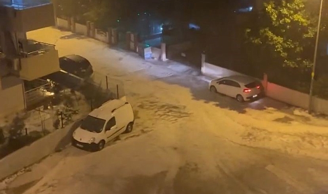 Antalya'da yağan dolu ile sokaklar beyaza büründü