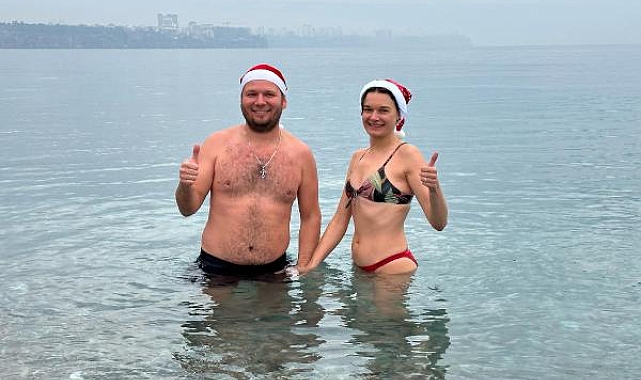 Antalya'da yeni yılın ilk gününde denize girdiler