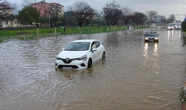 Aydın'da sağanak; yollar göle döndü