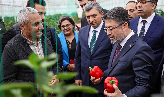 Bakan Yumaklı: Serada biber hasadı yaptı