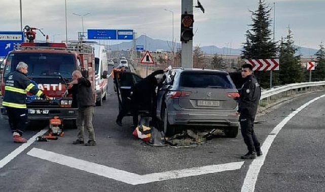 Bariyer ve direğe çarpan cipin sürücüsü öldü