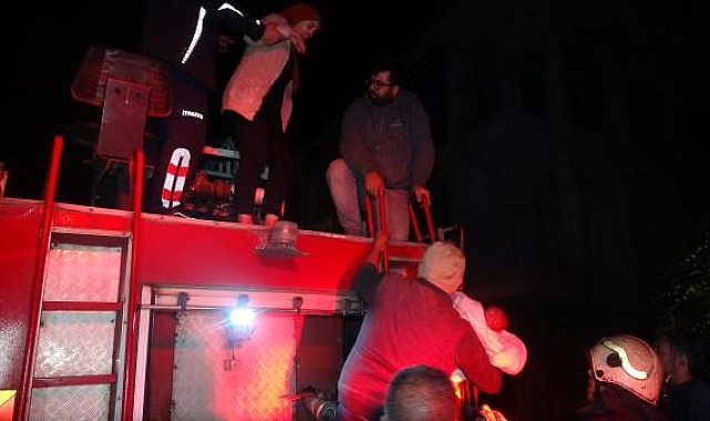 Binada yangın çıktı, mahsur kalanları itfaiye kurtardı