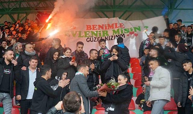 Binlerce kişinin içinde evlilik teklifi yaptı