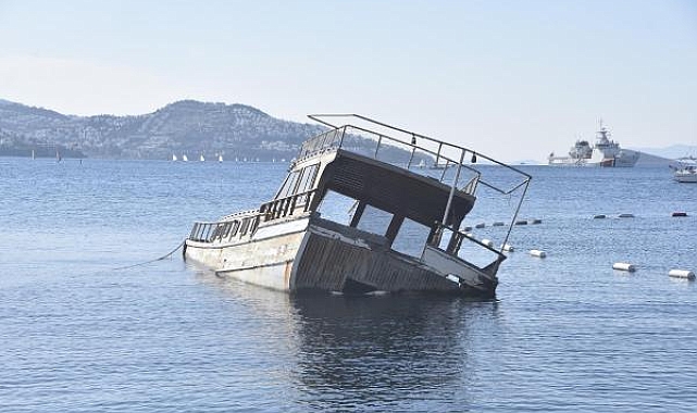 Bodrum'da 15 metrelik ahşap tekne battı