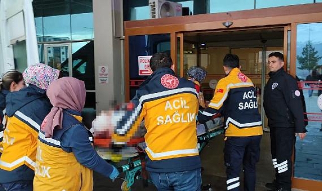Çatıdan park halindeki otomobilin üzerine düşüp ağır yaralandı 