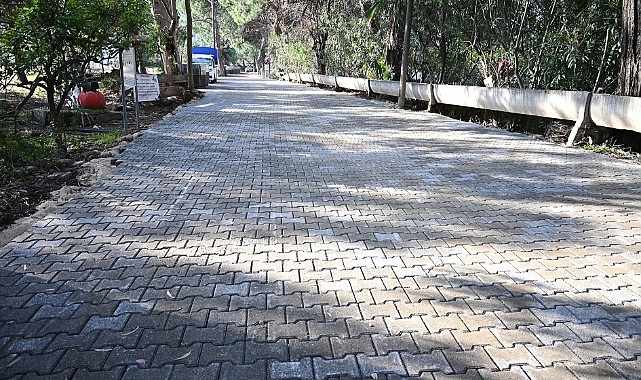 Çıralı’da bozulan yollara parke taşı döşeniyor