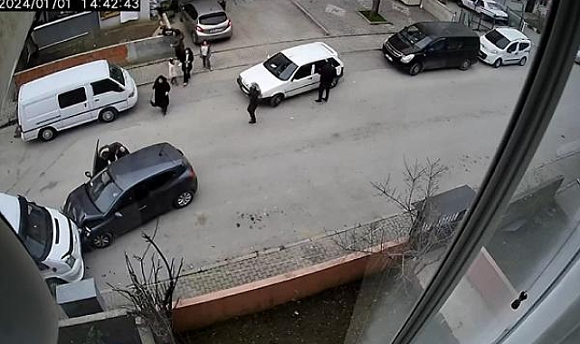 Çocuk, sürücünün manevrasıyla aracın altında kalmaktan kurtuldu; o anlar kamerada