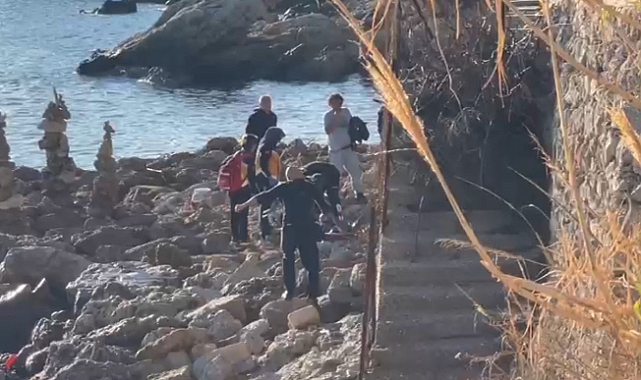Deniz manzarası izlerken kayalıklardan düştü