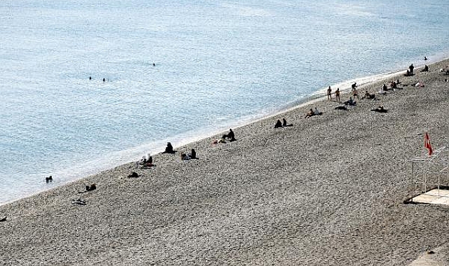 Denizin sıcaklığı havayı geçti; turistler yüzdü