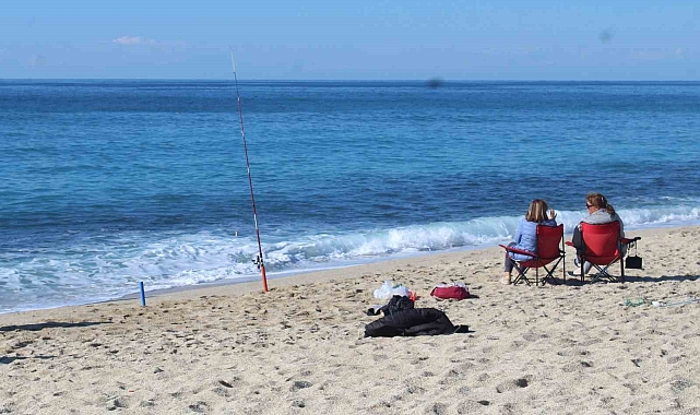 Eksi 20'den artı 20 dereceye gelen turistler Alanya'da denizden çıkmadı