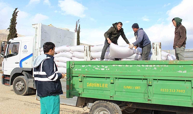 Elmalı'da 7 üreticiye 210 çuval yem desteği sağlandı