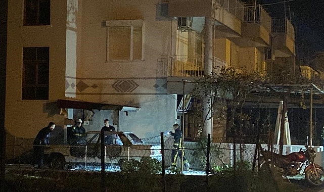 Evin önünde park halindeki otomobil alev alev yandı