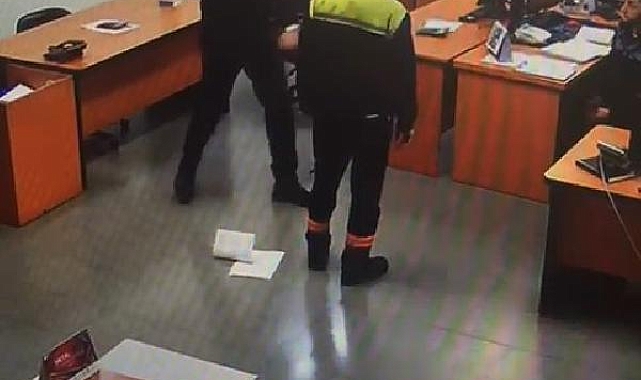 Fabrika sahibinin işçinin yüzüne kağıt fırlatmasına inceleme