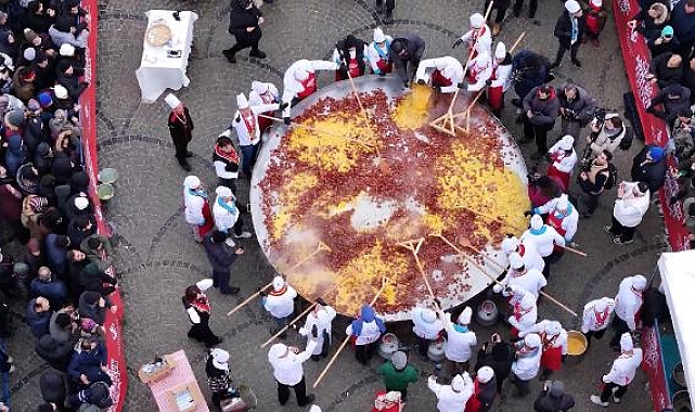 Festivalde 7,5 ton sucuk dağıtıldı, dev tavada sucuklu yumurta pişirildi