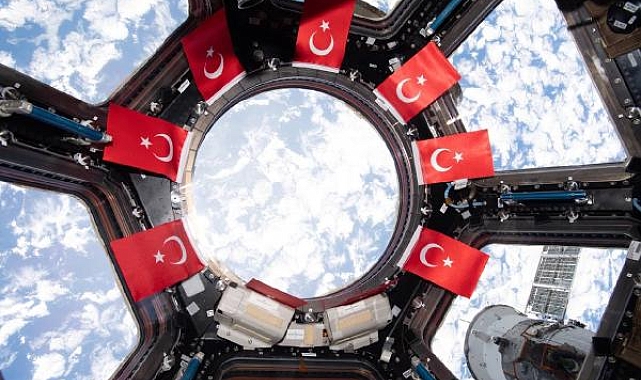 Gezeravcı'dan Türk bayraklı paylaşım