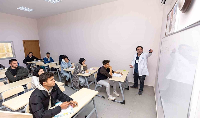 Gülnar'da öğrenciler kurs merkezinde eğitim almaya devam ediyor