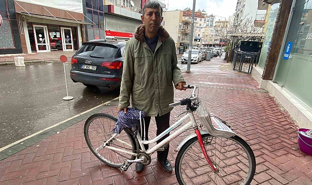 Gündüzleri bisikletle gazete dağıtıyor, akşamları mitingle seçime hazırlanıyor