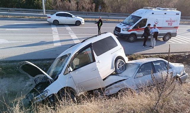 Hafif ticari araç, çarpıştığı otomobilin üzerine çıktı; 1 yaralı