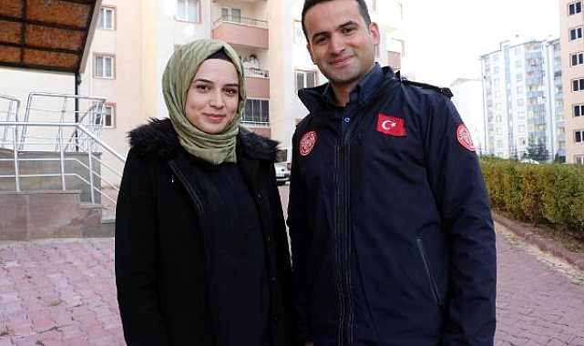 İtfaiyeci çiftten biri teorik, diğeri pratik eğitim veriyor