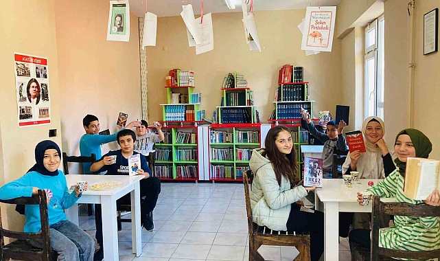 Kahve eşliğinde kitap okuma alışkanlığı kazanıyorlar