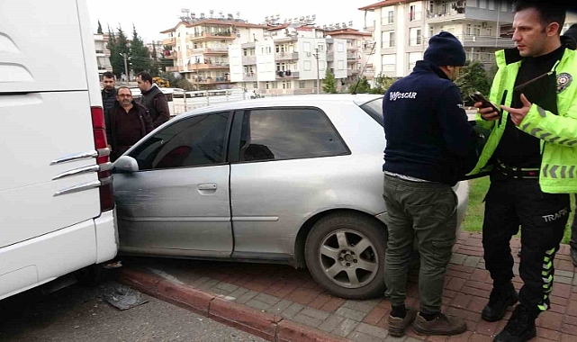 Kaldırımdaki çöp konteynerleri şarampole yuvarlanmasını önledi, o anlar kamerada