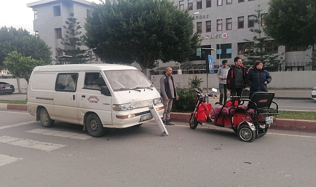 Kamyonet ile elektrikli bisiklet çarpıştı