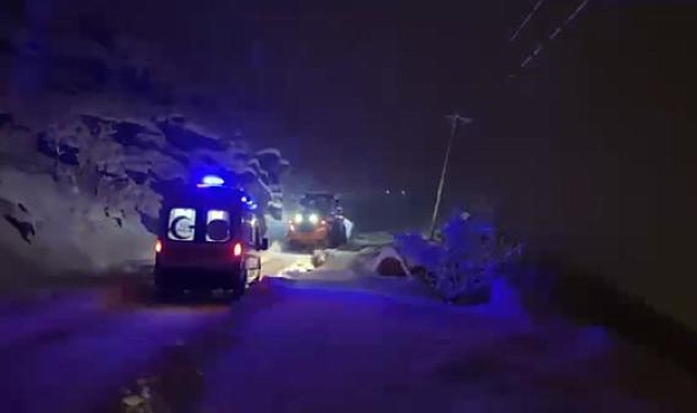 Kardan yolu kapanan köydeki hasta, 3 saatlik çalışmayla hastaneye ulaştırıldı