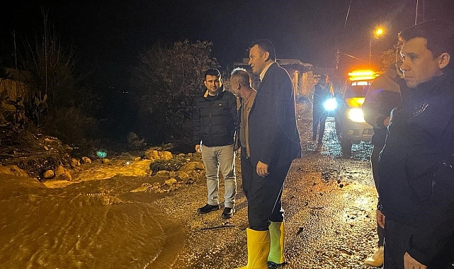 Kaş Belediyesi ekipleri etkili olan yağış sonrası sahaya indi