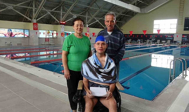 Kas hastası Ege, yüzerek hayata tutundu