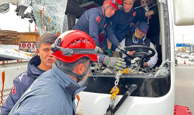 Kaza sonrası kurtarılmayı beklerken dakikalarca telefonla konuştu