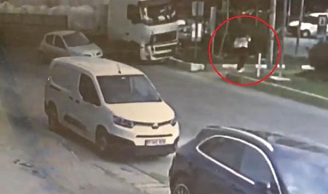 Kazaya karışan TIR'ın altında kalmaktan son anda kurtuldu