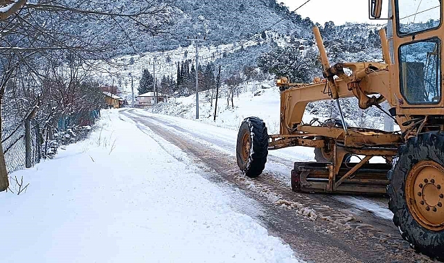 Kemer Belediyesi, kar yağışı nedeniyle kapanan yayla yollarını temizledi